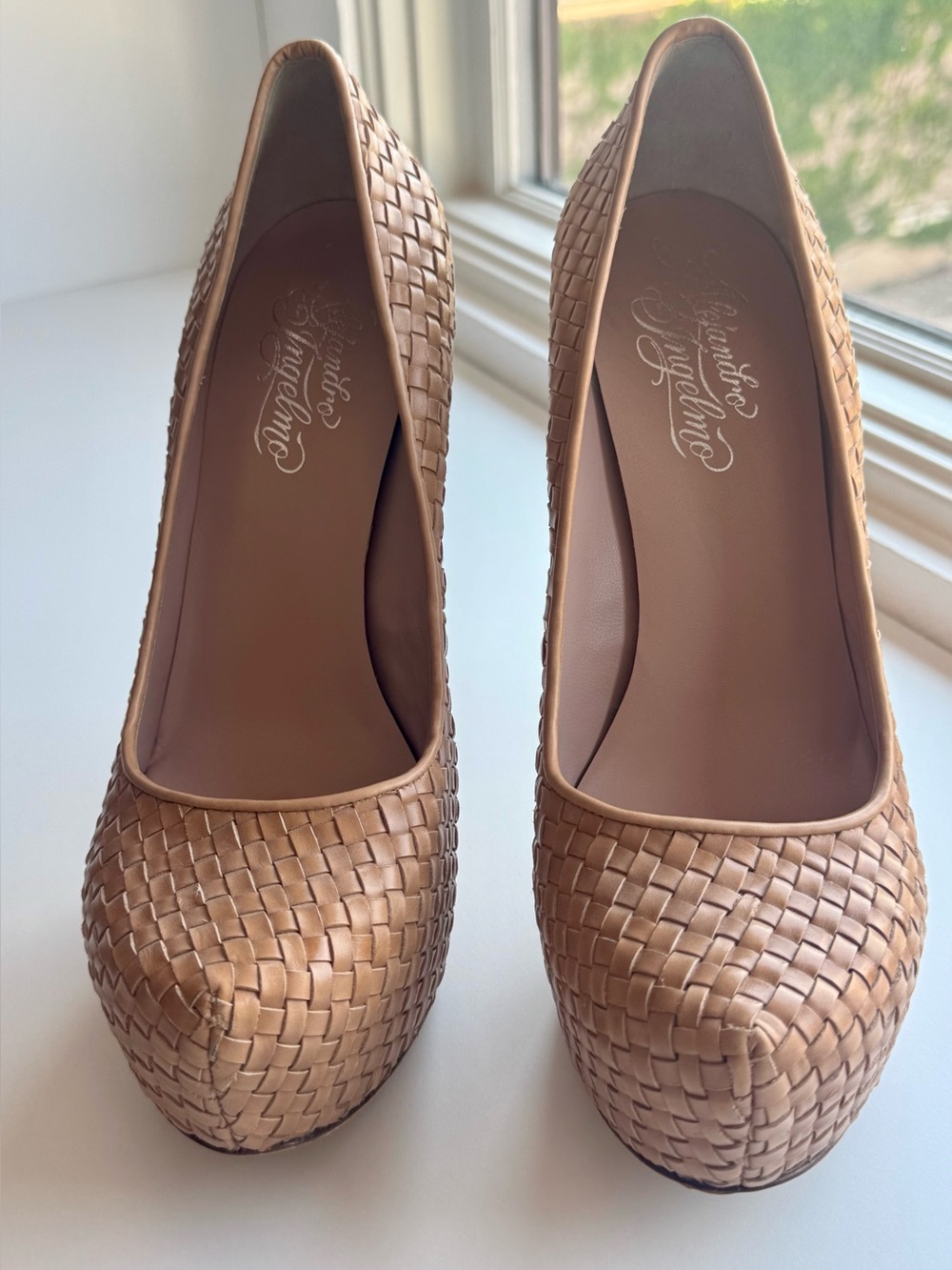 Alejandro ingelmo size 39 nude woven leather pump only worn once made in Italy